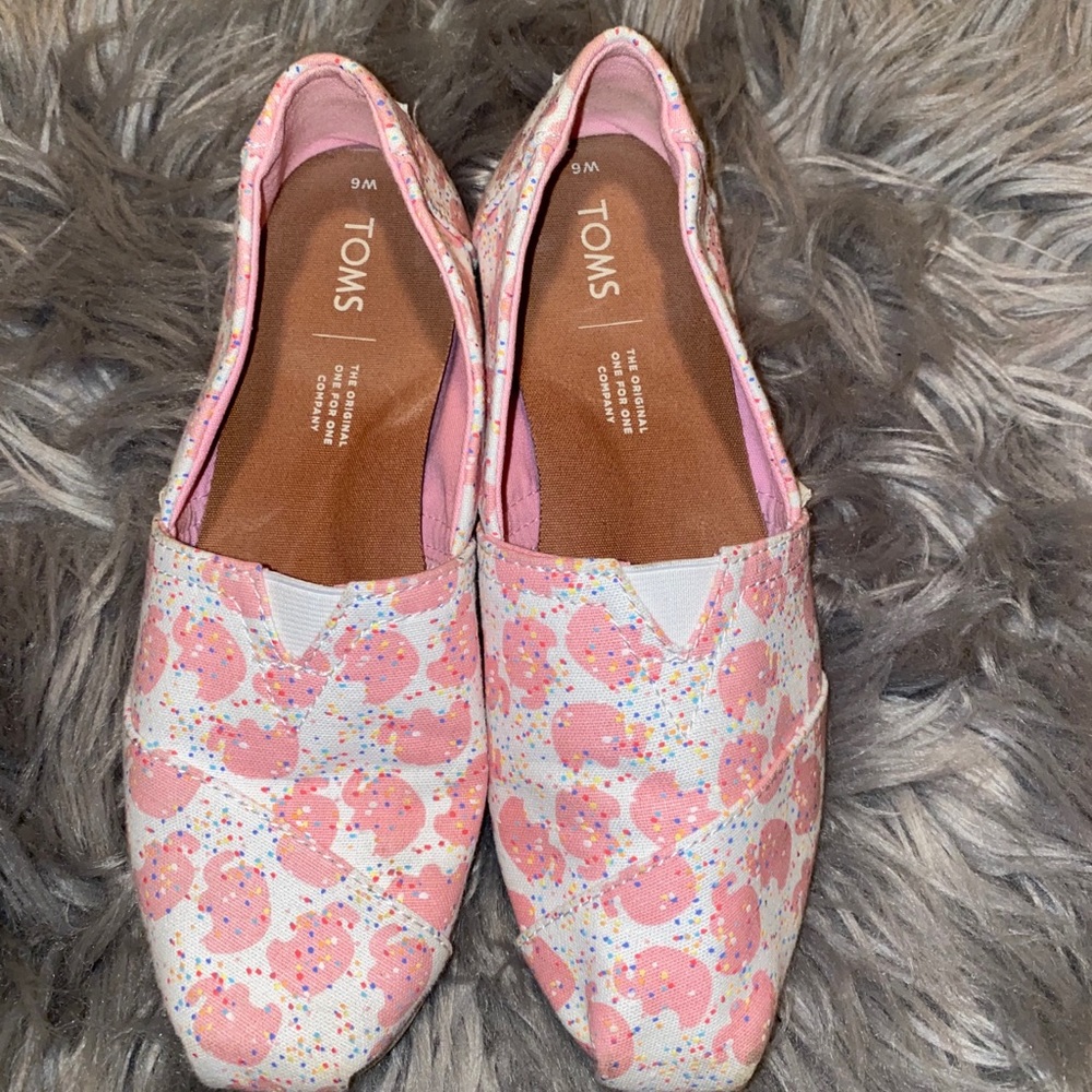 Pink 🐘 animal cracker TOMS